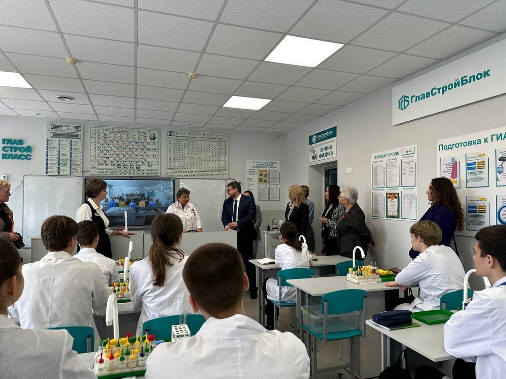 Министр экономики Кубани осмотрел новый кабинет химии в школе Усть-Лабинска