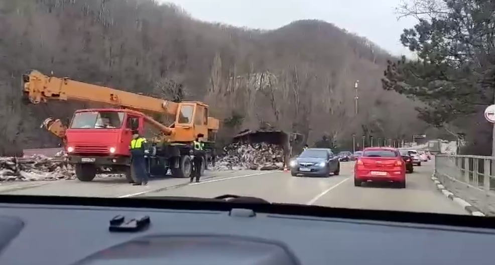 Трассу в Туапсе засыпало мусором после ДТП с большегрузом