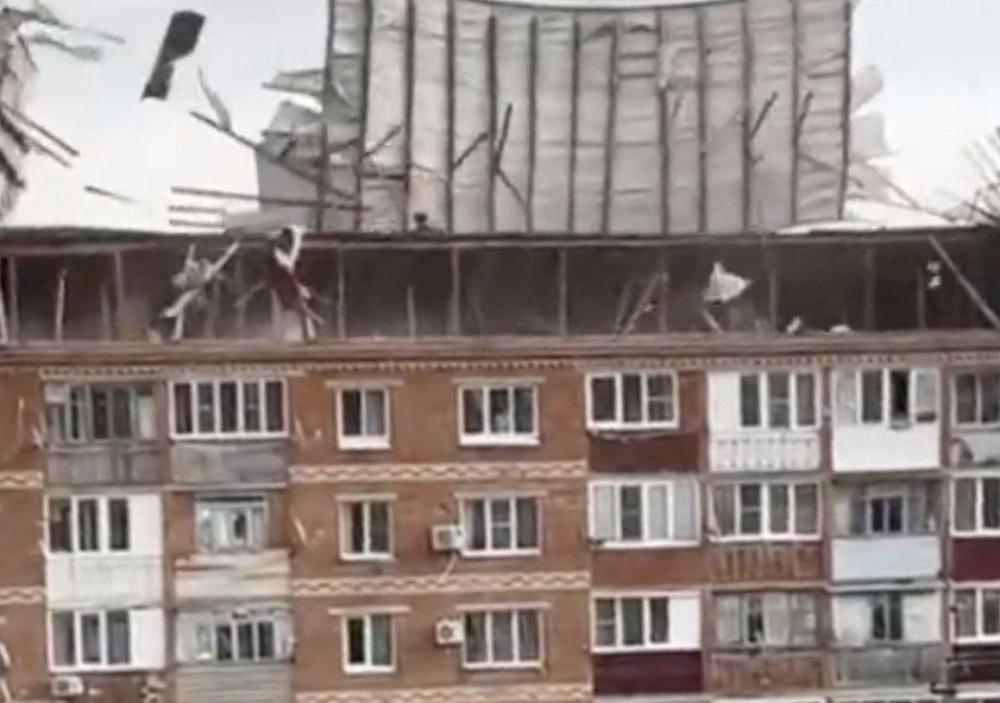 В Курганинске восстанавливают крышу многоэтажки, снесенную ураганным ветром