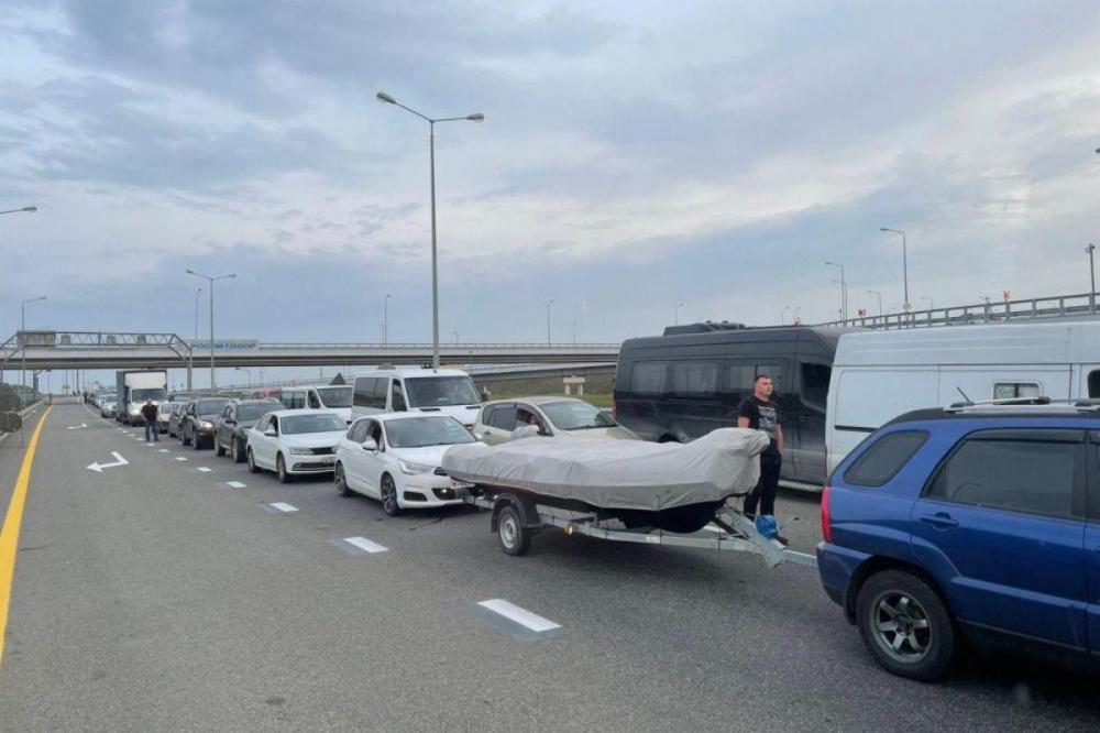 На Кубани перед въездом на Крымский мост образовалась трехкилометровая пробка