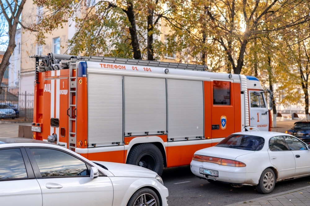 В Краснодаре вспыхнула бытовка, не обошлось без пострадавших