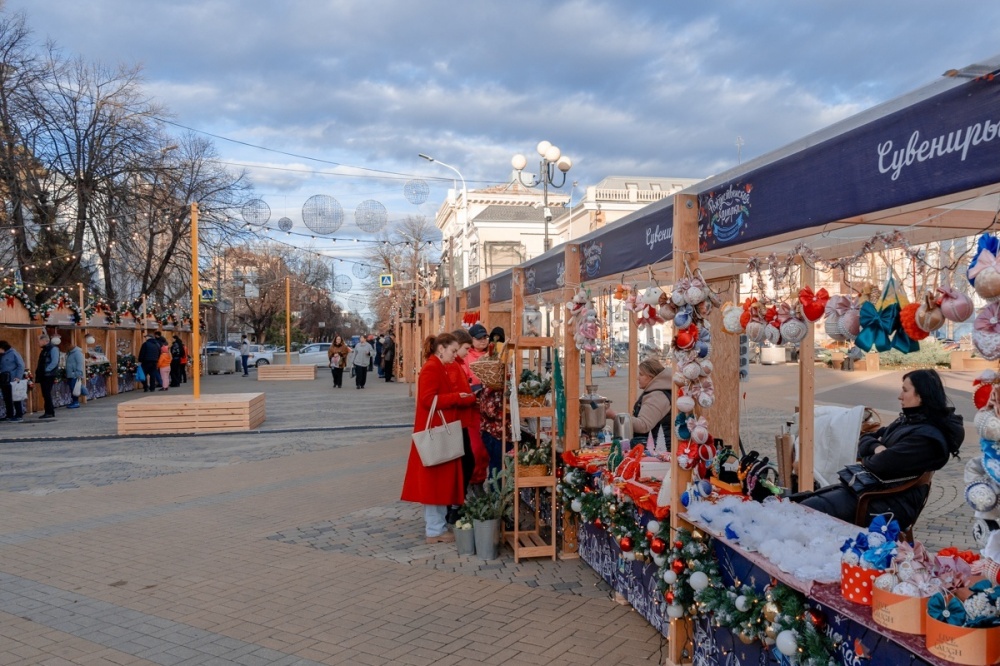 В центре Краснодара развернули традиционную рождественскую ярмарку