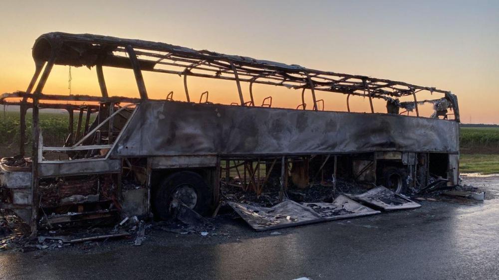 Рейсовый автобус выгорел дотла на трассе в Темрюкском районе