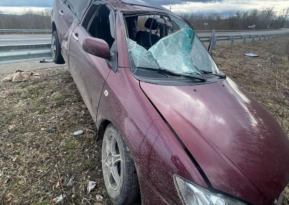 На Кубани молодой водитель без прав перевернулся на машине