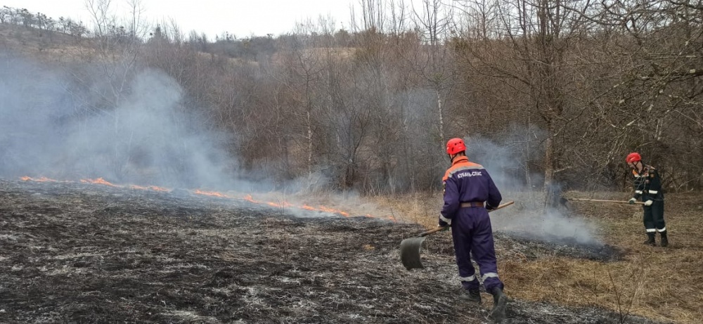 Четыре дня спасатели пытаются потушить горящую траву в Апшеронском районе 