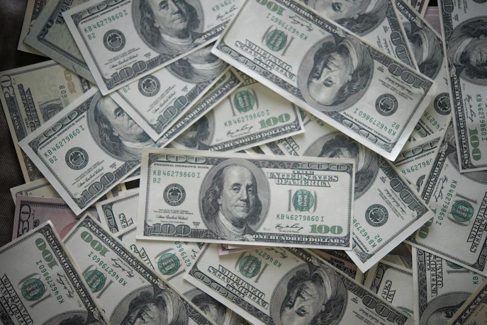 Курс доллара упал ниже 55 рублей впервые за 7 лет