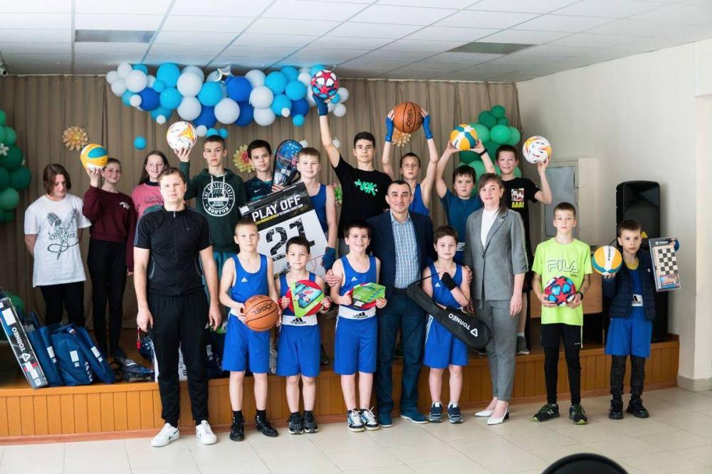 Депутат ЗСК Борис Юнанов подарил селу Измайловка спортивный инвентарь и технику для проведения мероприятий