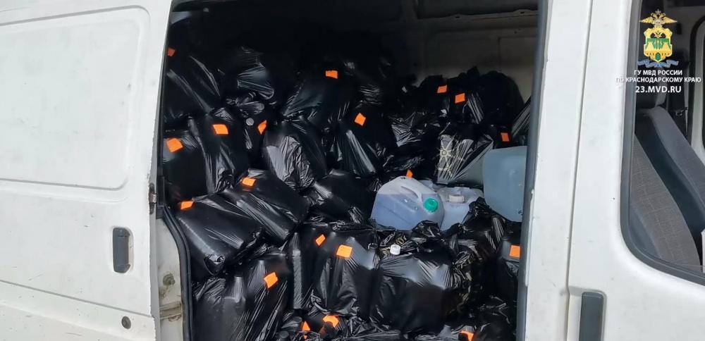 В Анапе задержали фургон с фальшивыми номерами и тоннами контрафактного алкоголя