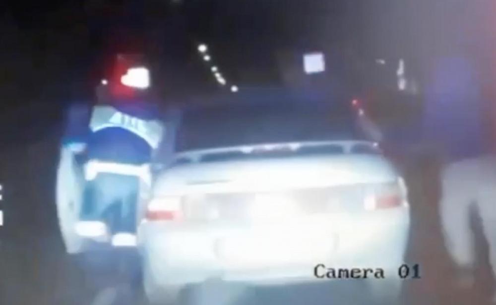 На Кубани пьяный водитель протащил инспектора ДПС по дороге