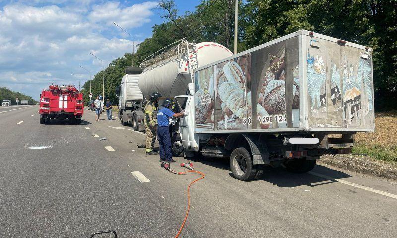 Водитель «Газели» загубил пассажира, протаранив стоящий грузовик под Краснодаром 