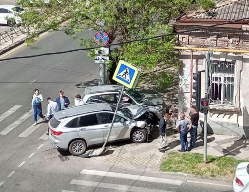 Иномарка вылетела на тротуар после аварии в центре Краснодара