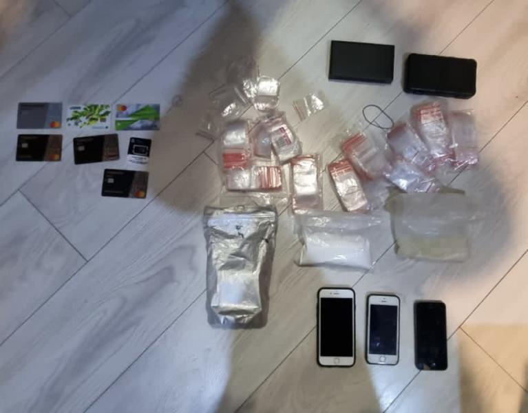 Полицейские в Сочи нашли у приезжего кокаин, мефедрон и марихуану на продажу