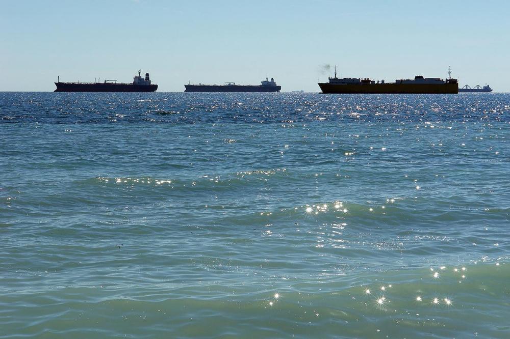 На атакованный ВСУ танкер в Керченском проливе устанавливают металлический пластырь