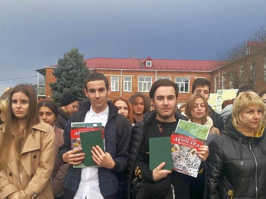 В Апшеронском районе студентов наградили за спасение самшита