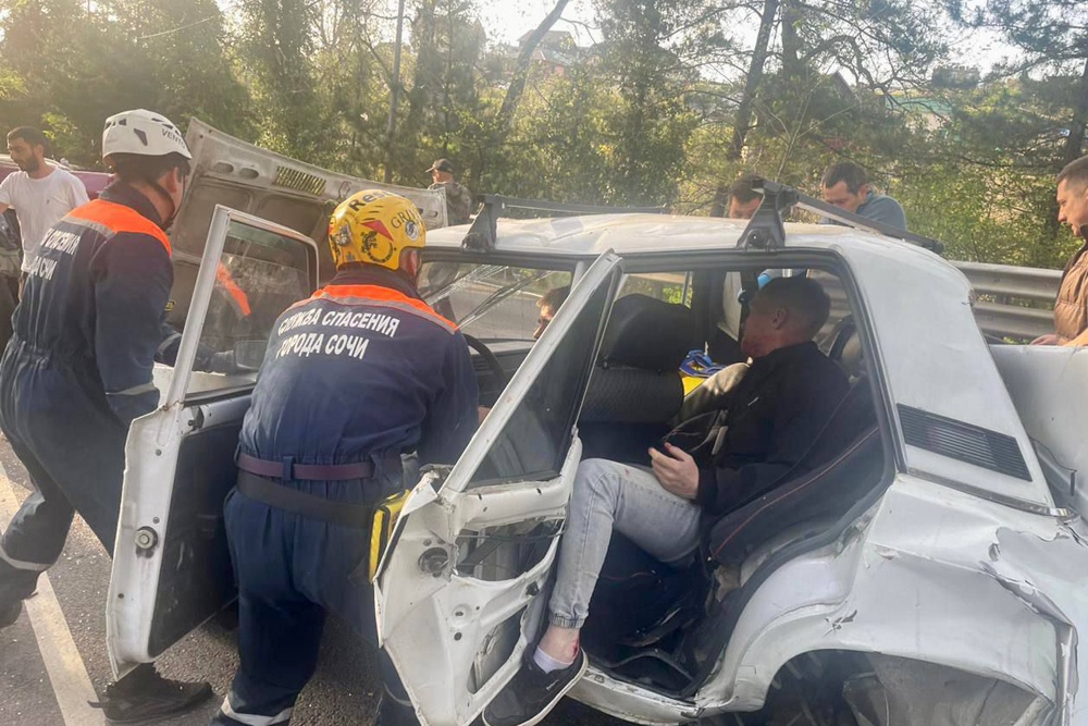 Четыре человека пострадали в лобовом ДТП в Сочи