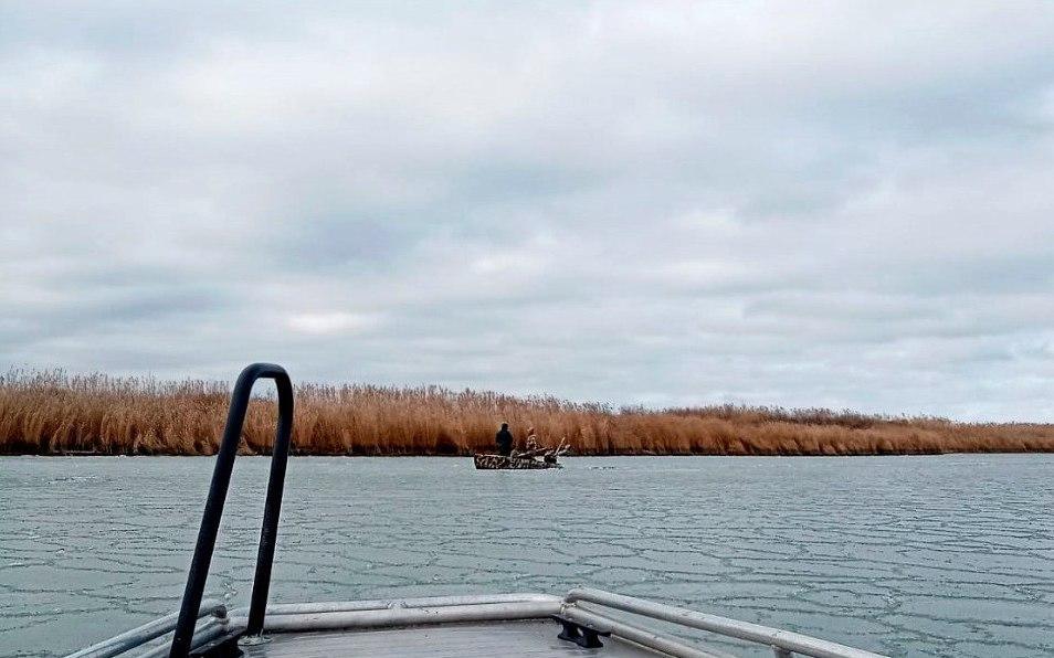 На Кубани спасатели помогли охотникам выбраться из замерзшего лимана