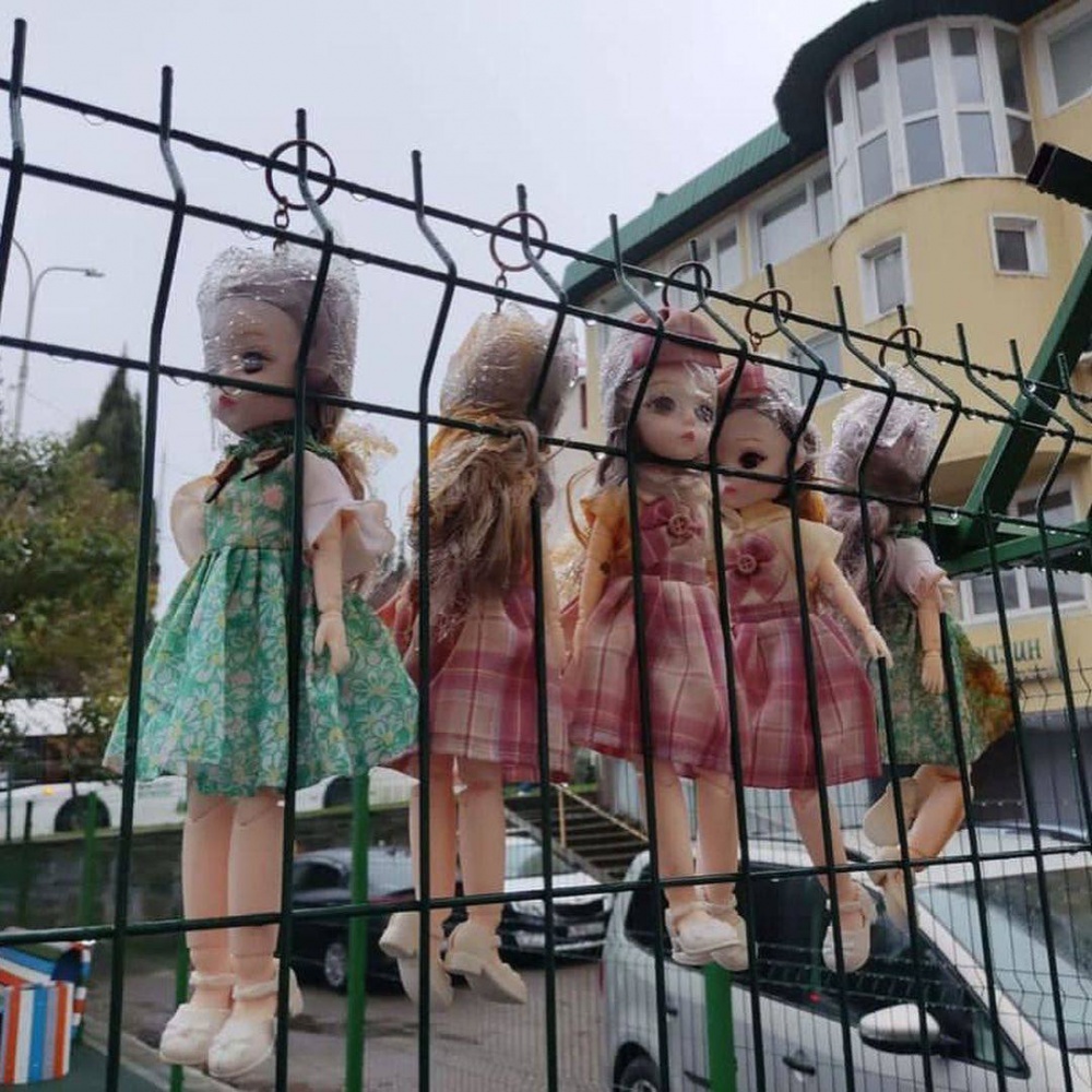 Развешанные на детской площадке куклы испугали жителей Сочи