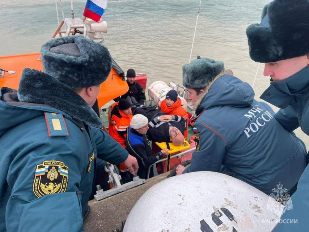Десятерых членов экипажа затонувшего в Черном море судна доставят в больницу Новороссийска