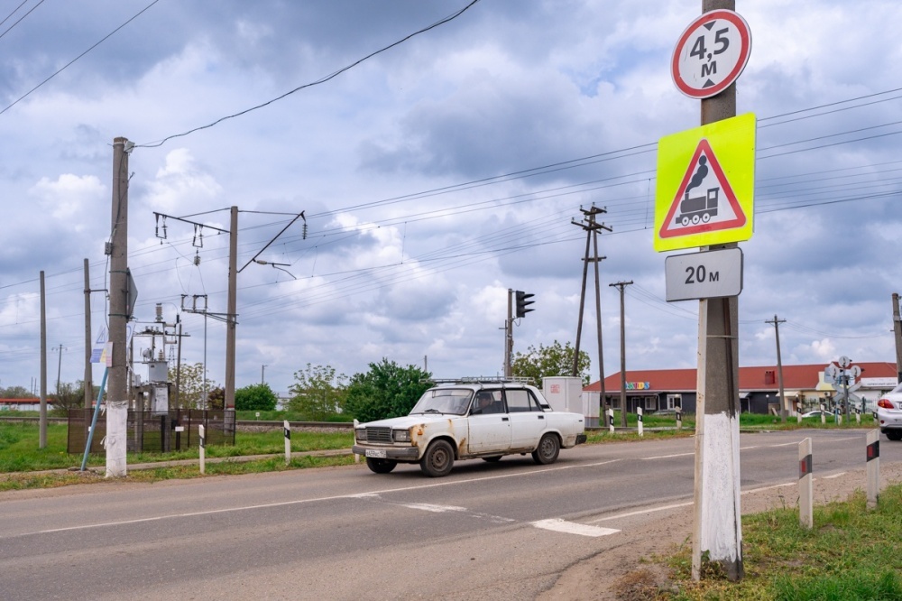 Движение автомобилей закроют через железнодорожный переезд под Краснодаром