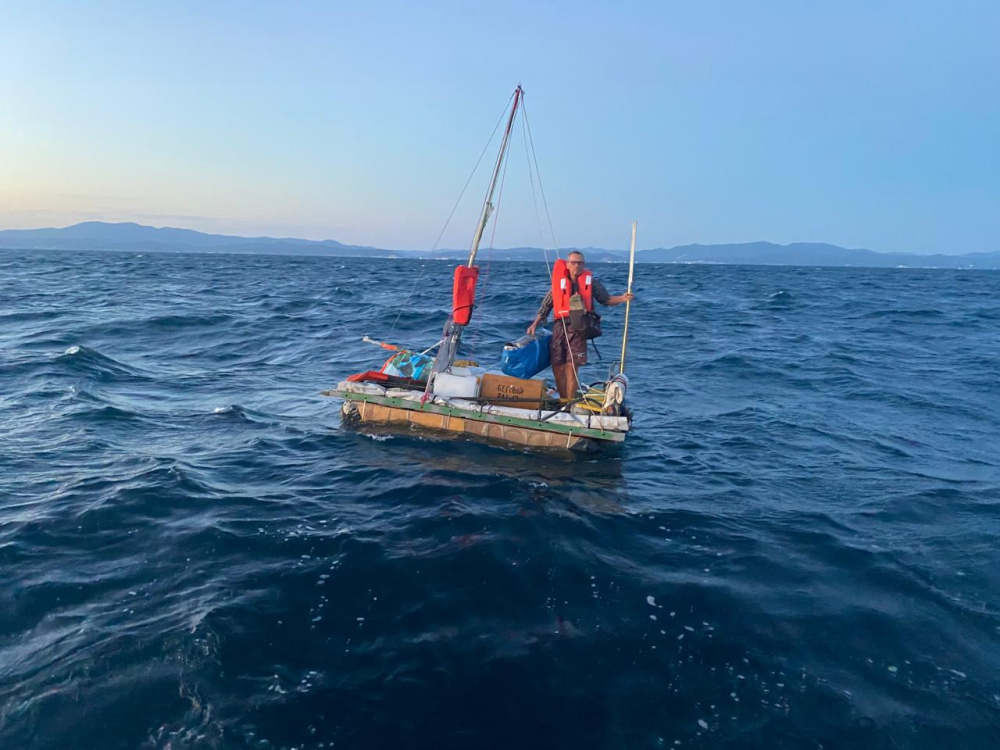 Самодельный плот и погода подвели мореплавателя в районе Джубги