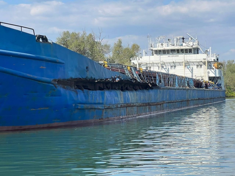 Теплоход кубань в краснодаре. Волго Дон 225 судно. Теплоход Кубань. Авария теплоход Волго Дон 147. Теплоходы на реке Кубань.