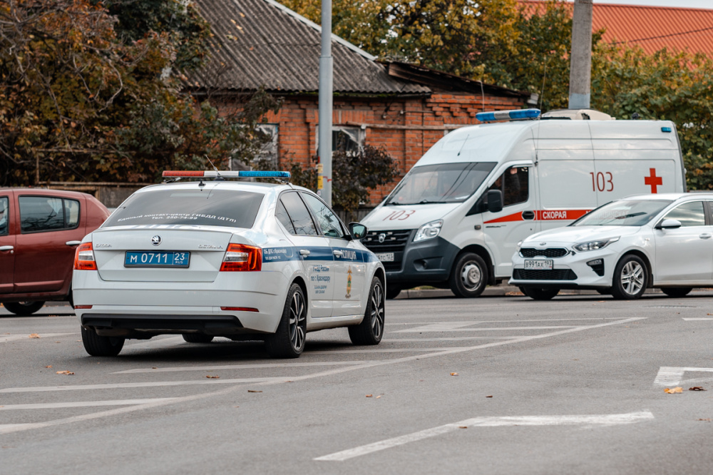 В Кавказском районе водитель автобуса насмерть сбил пешехода, идущего по обочине 