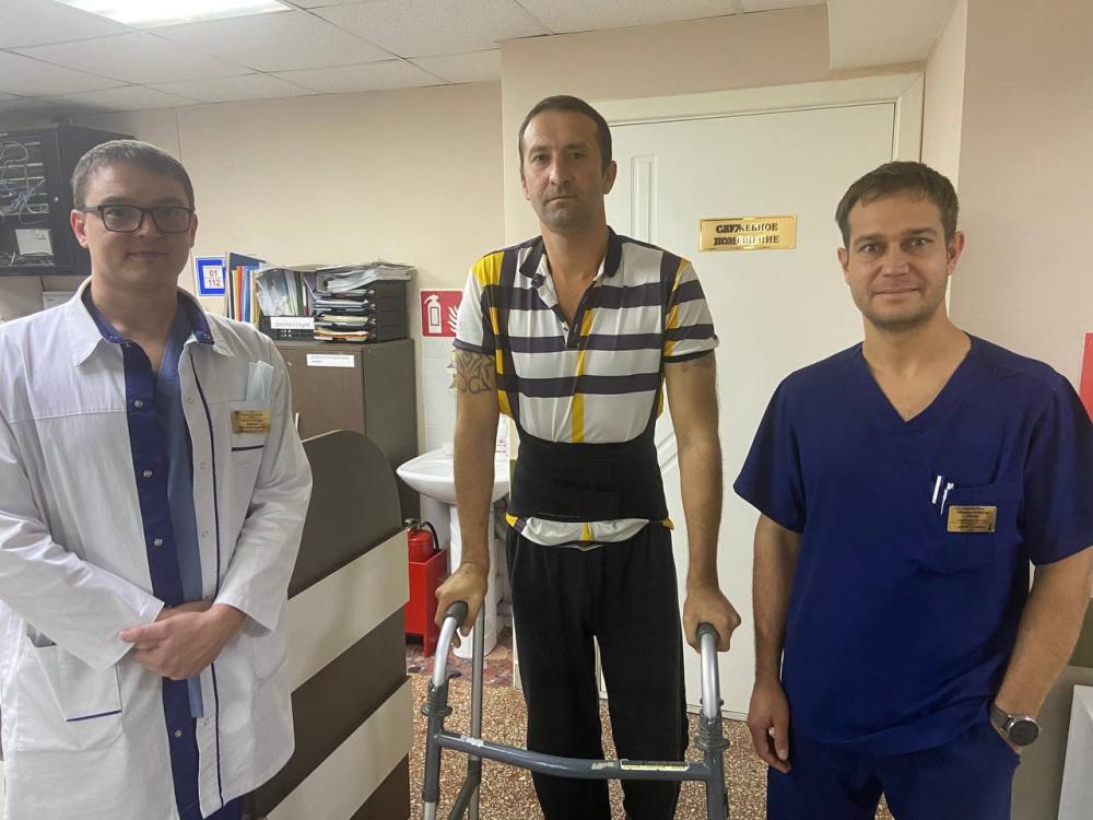 В Новороссийске врачи при помощи винтов спасли пациента с переломом позвоночника