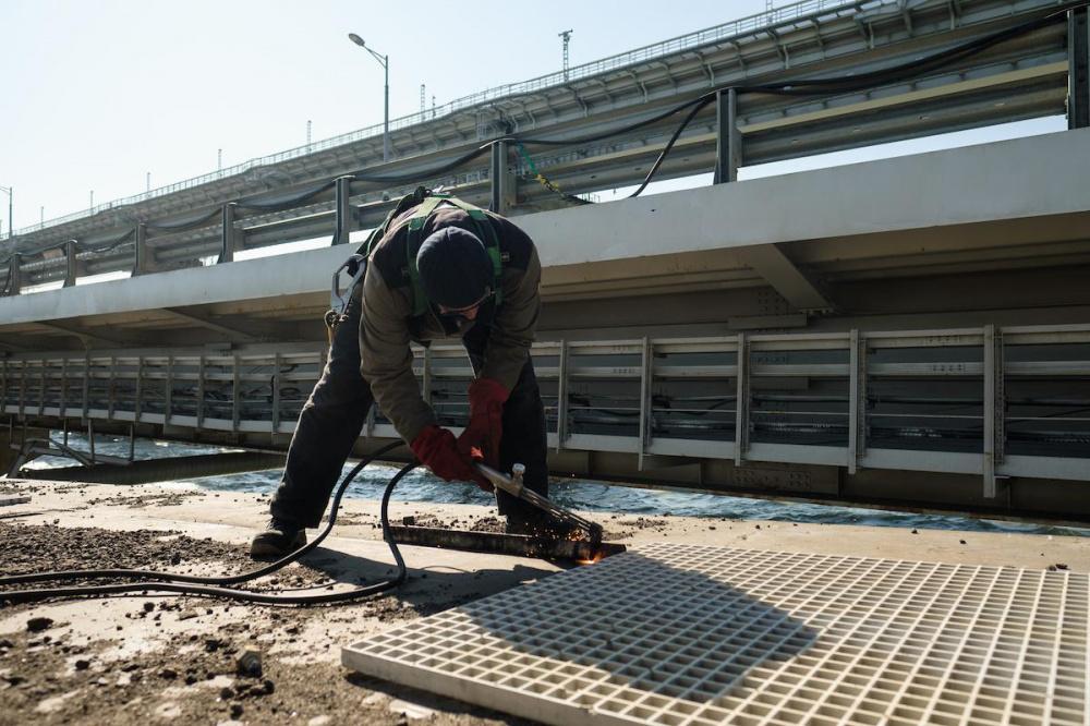 Начался ремонт левой автомобильной части Крымского моста