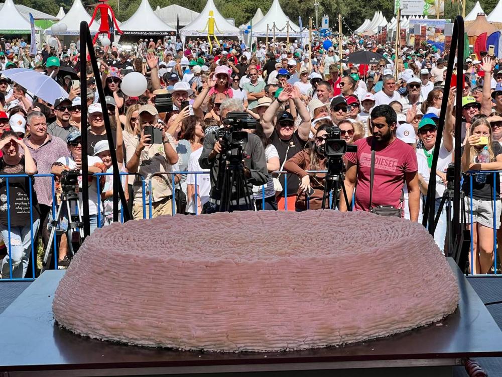 Рекордный 142 килограммовый круг сыра сварили в Адыгее