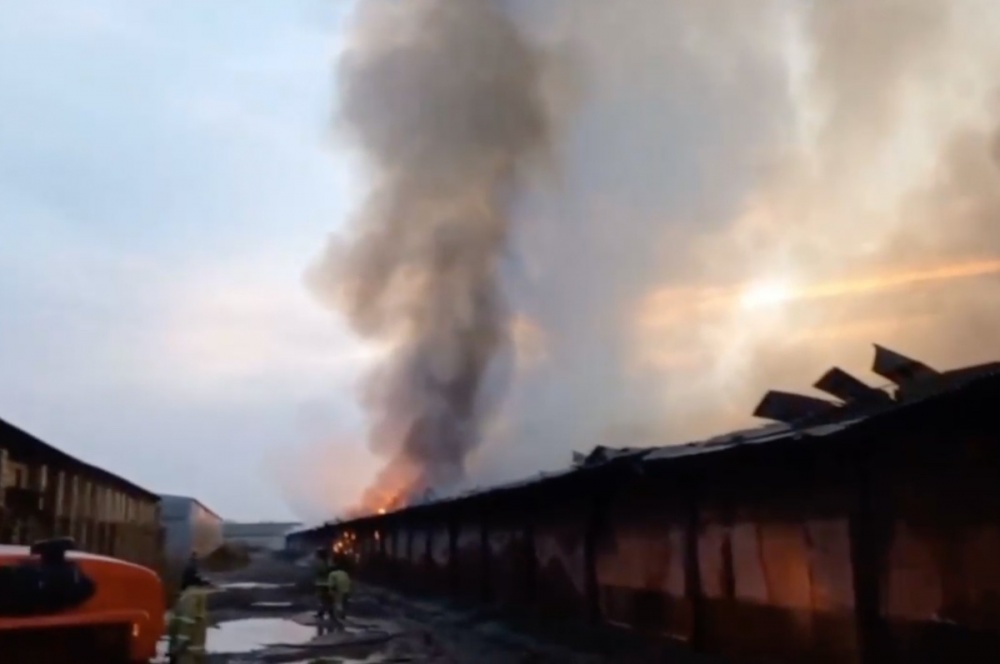 Пожар на складах в Ейском районе Кубани ликвидировали спустя почти двое суток