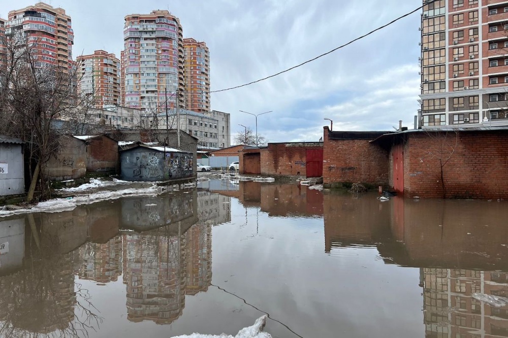 Море на Таманской: глубокая лужа несколько лет блокирует выезд из двора в Краснодаре