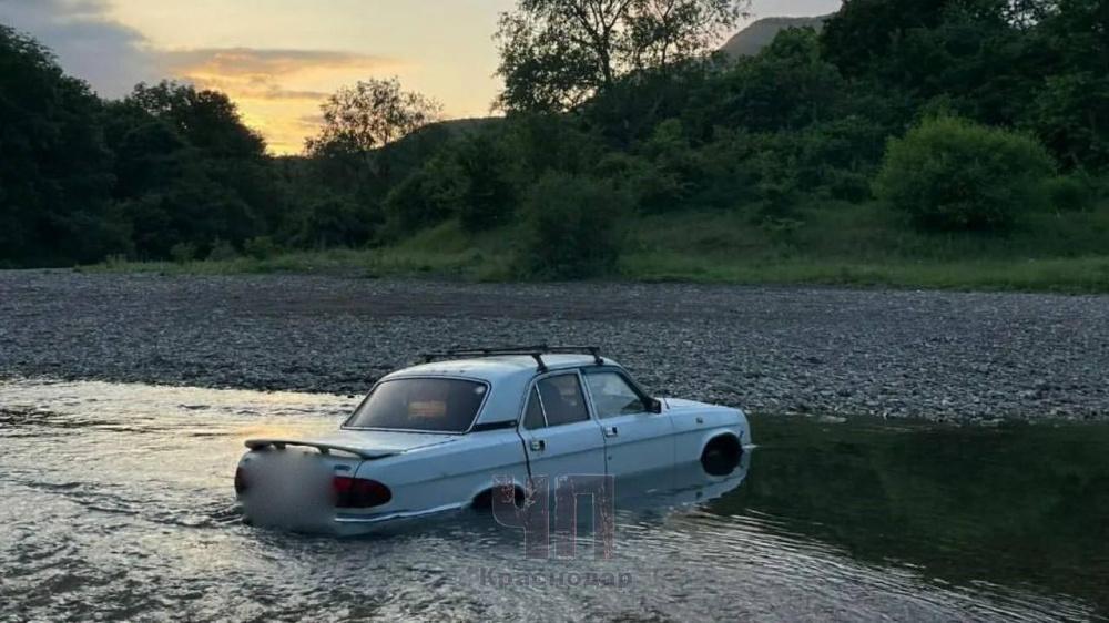 Автомобиль с трупом мужчины в салоне обнаружили в реке на Кубани
