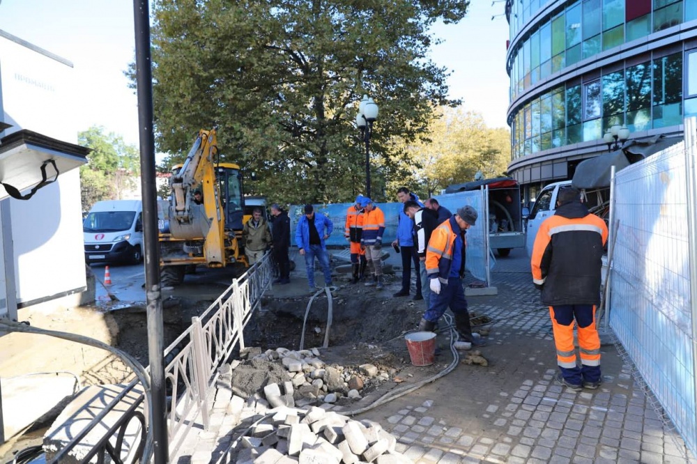 В центре Сочи из-за повреждения труб нерадивыми строителями пропала вода