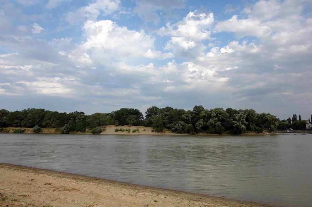 В Крымском районе запретили купание во всех водоемах из-за опасного заболевания