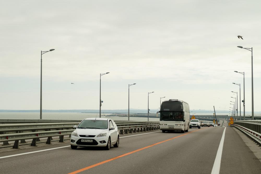 Пробка у Крымского моста со стороны Кубани сократилась до километра 