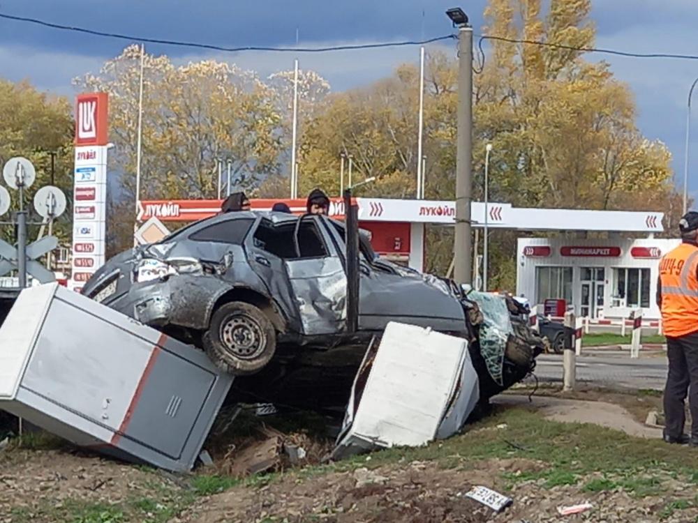 Поезд протаранил автомобиль на железнодорожном переезде в Усть-Лабинске