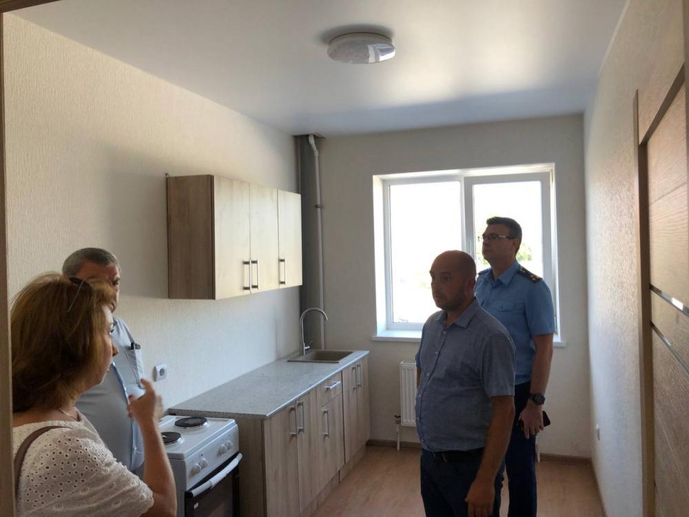 Прокуратура обязала чиновников купить 30 квартир для детей-сирот в Крымском районе