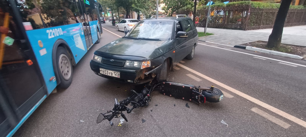 Легковушка сбила самокатчика в Сочи