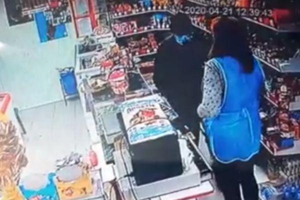 Продавец магазина в Краснодарском крае одолела грабителя в медицинской маске