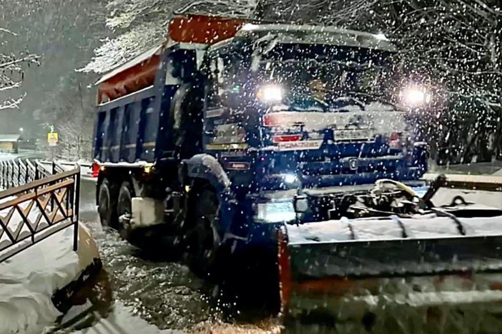 Трассы Сочи расчищают от снега 159 единиц техники