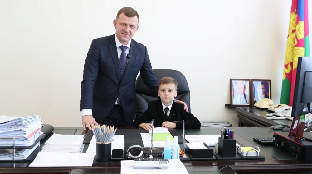 В День защиты детей на посту мэра Краснодара поработал 8-летний школьник