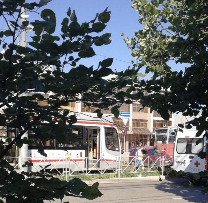 В Краснодаре из-за аварии встали трамваи