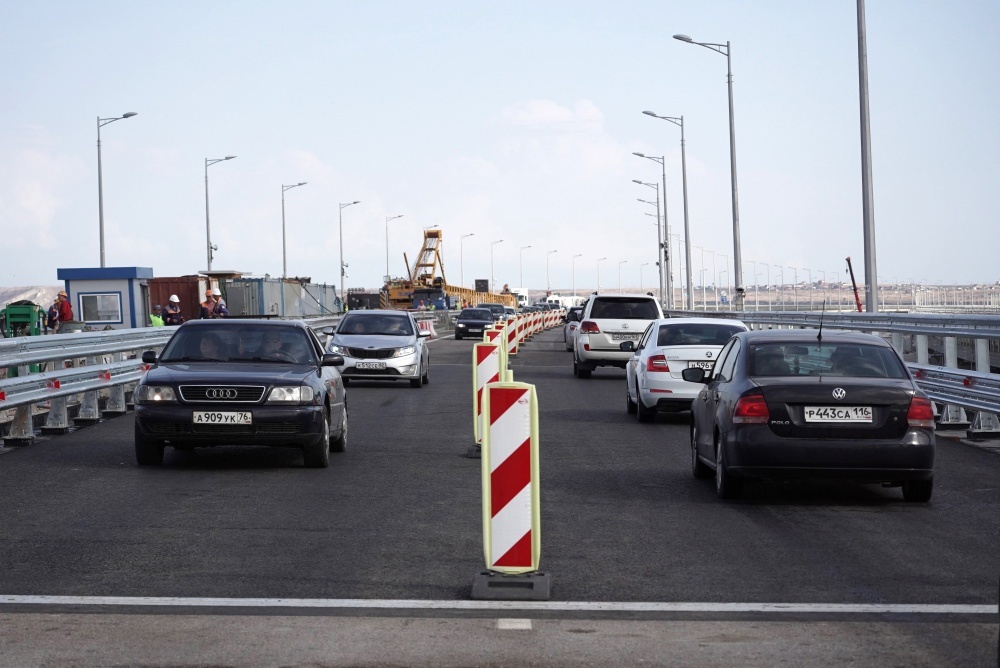 На Крымском мосту запустили автодвижение по более пострадавшей от теракта полосе