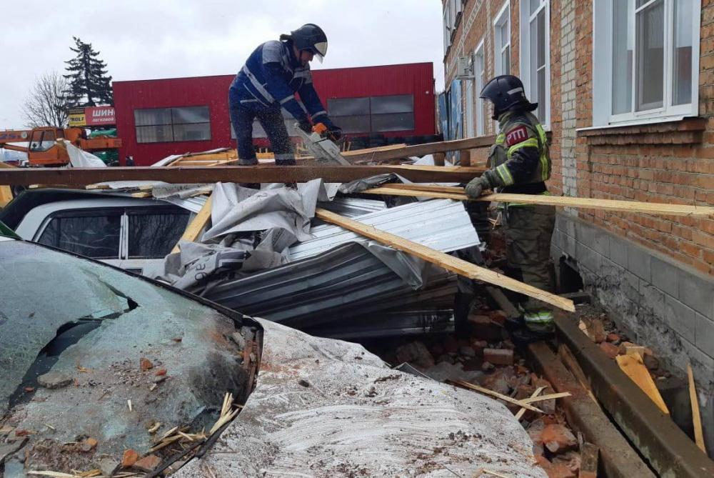 Два здания на Кубани остались без кровель из-за ветра