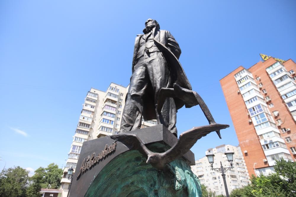 В Краснодаре открыли памятник автору «Девятого вала» 