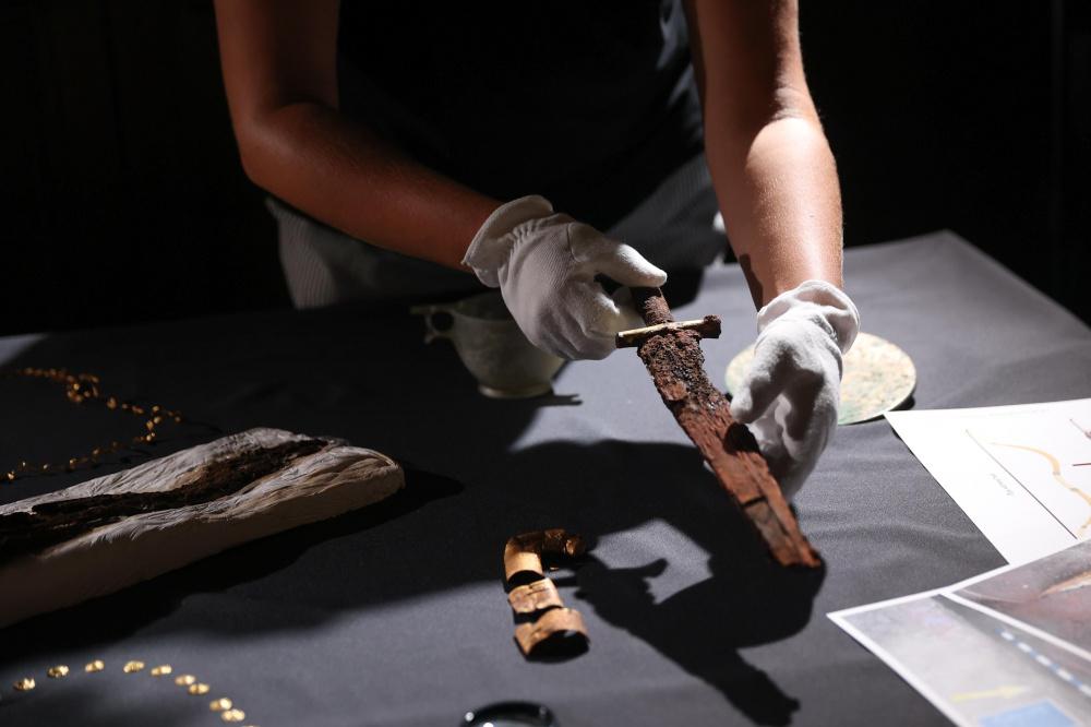В Фанагории археологи обнаружили древний иранский меч