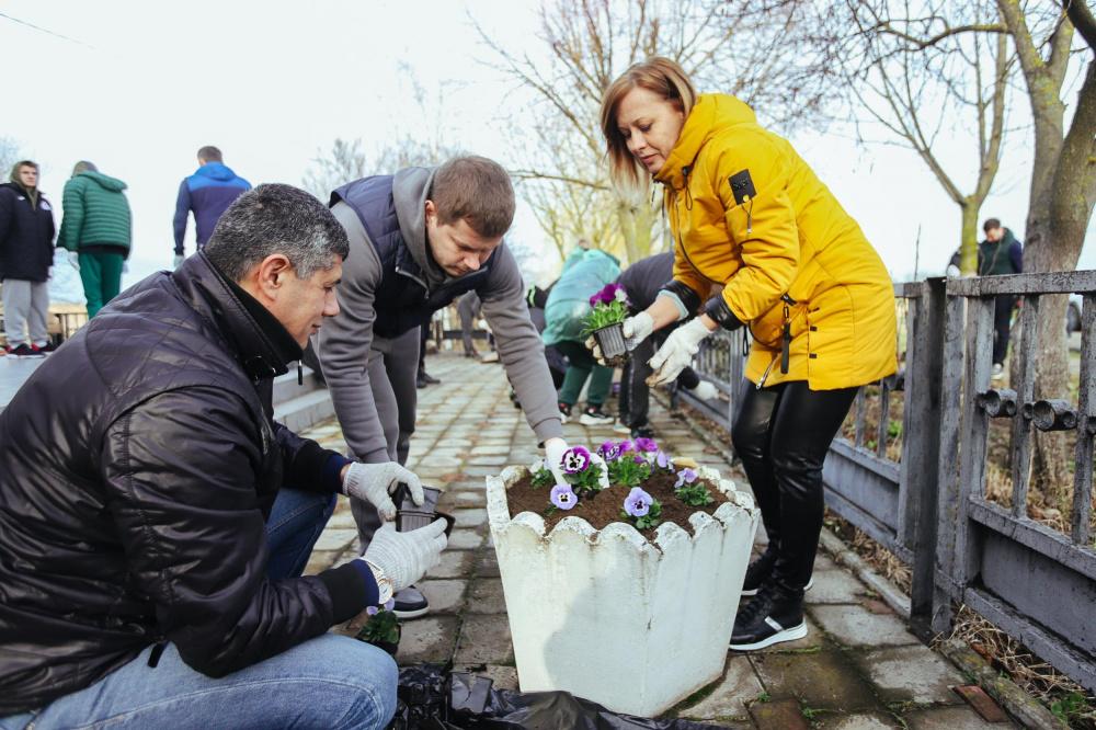 В Краснодаре провели субботник около Озера Лотосов