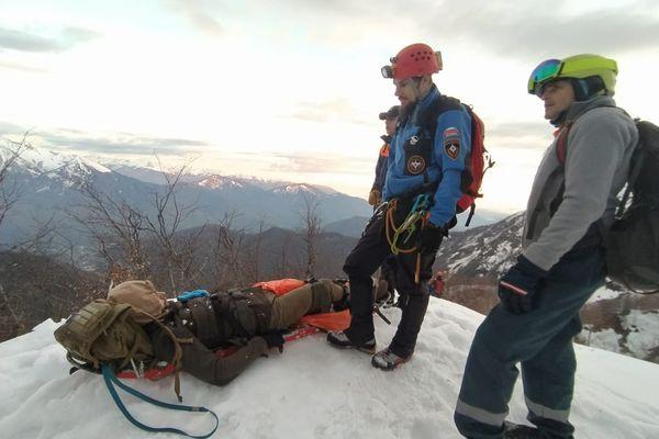 Спасатели эвакуировали туриста с переломом бедра со смотровой площадки в Сочи