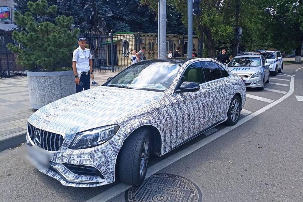 Сотрудники ГАИ остановили в Краснодаре «денежный» Mercedes