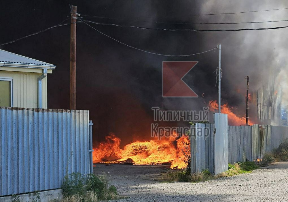 Крупный пожар в цеху по производству матрасов тушат спасатели в Краснодаре